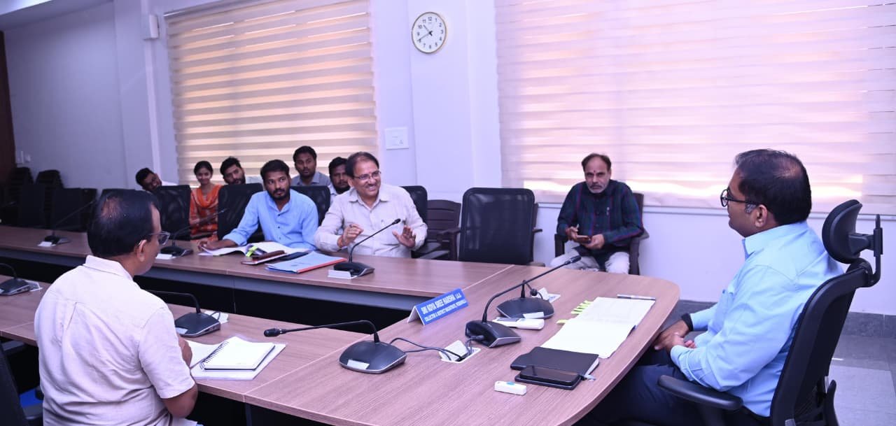 *సకాలంలో రోడ్డు నిర్మాణ పనులు పూర్తి చేయాలి... జిల్లా కలెక్టర్ కోయ శ్రీ హర్ష  ఆర్&బీ శాఖ అభివృద్ది పనుల పై సంబంధిత అధికారులతో రివ్యూ నిర్వహించిన జిల్లా కలెక్టర్